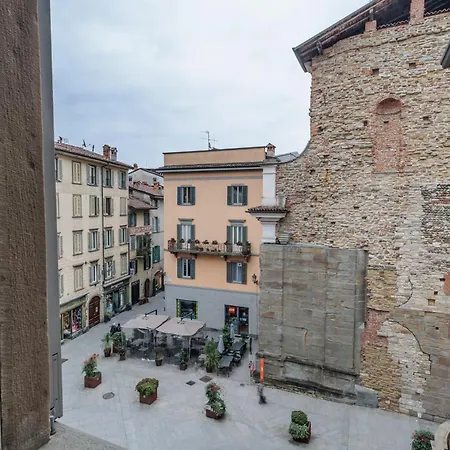 Guesthost - La Piazzetta アパート *