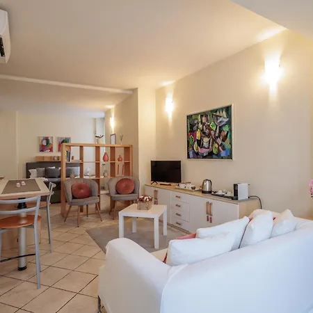 Guesthost - La Piazzetta *