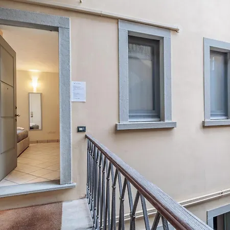 Guesthost - La Piazzetta Апартаменты